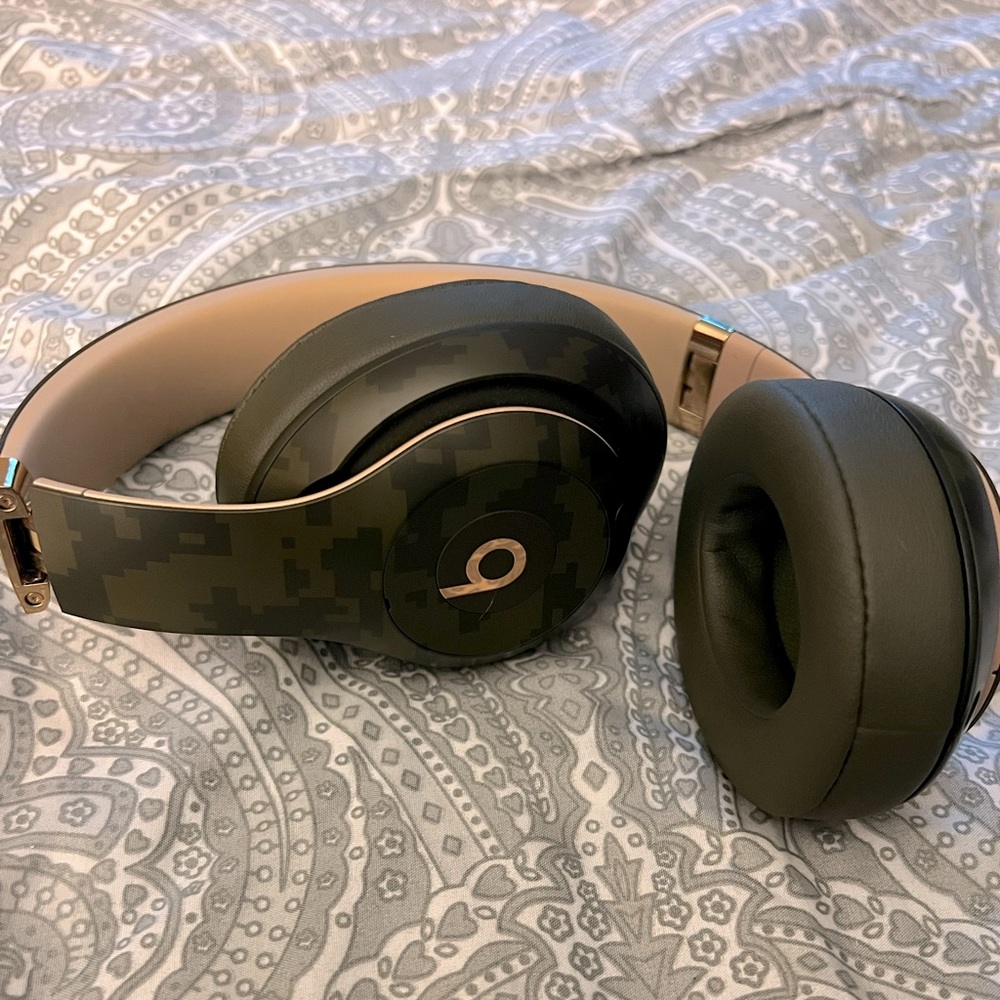 Beats by Dre Stuio3 wireless headphones
